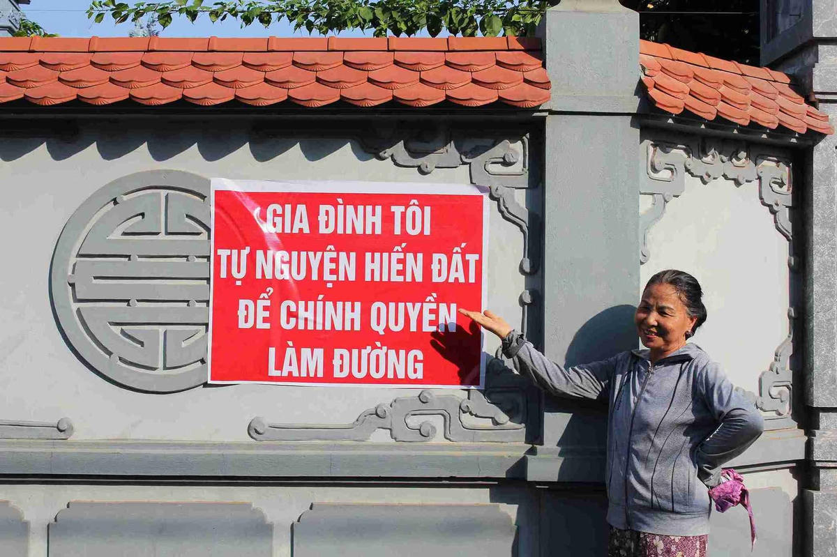 Bà Lê Thị Quế (xã Lai Khê, TP Hải Phòng) tự nguyện hiến đất để tuyến đường liên thôn sớm được cải tạo, mở rộng. Ảnh: Mai Hương.