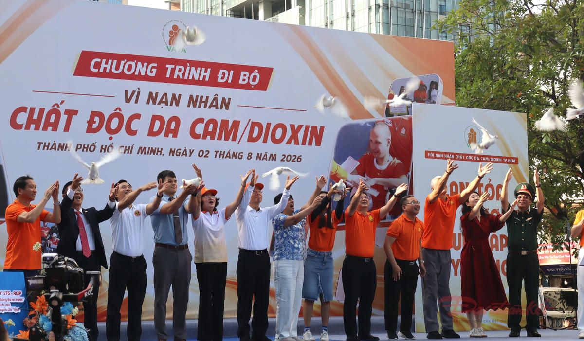 Nguyên Phó Chủ tịch nước Đặng Thị Ngọc Thịnh cùng đại biểu tham dự lễ thả chim bồ câu - biểu tượng hòa bình tại chương trình. Ảnh: T.Luân.