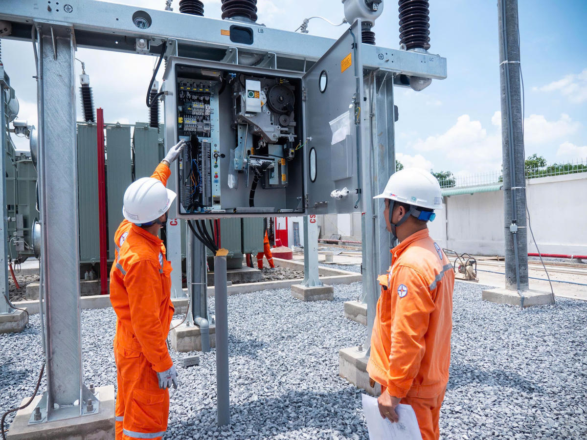 Nhân viên kỹ thuật kiểm tra lại kỹ thuật trước thời điểm đóng điện bảo đảm các điều kiện vận hành an toàn, tin cậy. Ảnh: X.L