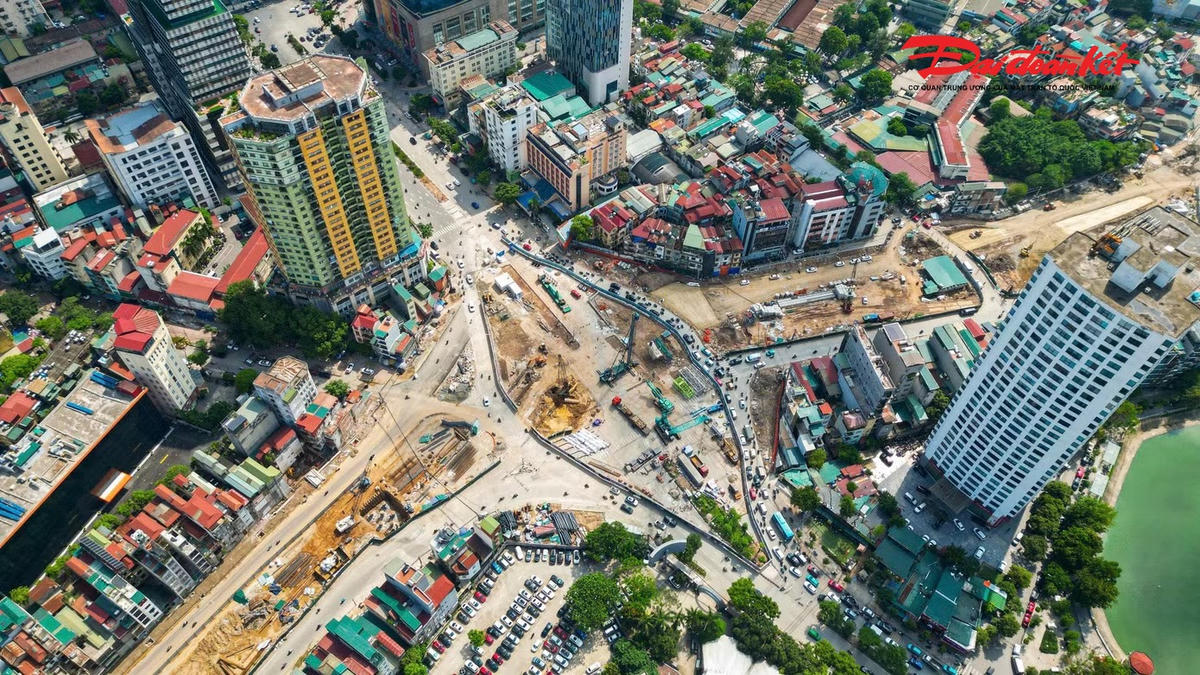 Song song với việc xây dựng tuyến đường, khu vực nút giao Nguyễn Chí Thanh cũng đang triển khai thi công kết cấu ngầm ga S3 của tuyến metro số 5 Hà Nội. Việc đồng thời triển khai hai dự án hạ tầng lớn đòi hỏi các đơn vị thi công phải phối hợp chặt chẽ nhằm bảo đảm tiến độ cũng như an toàn trong quá trình xây dựng.