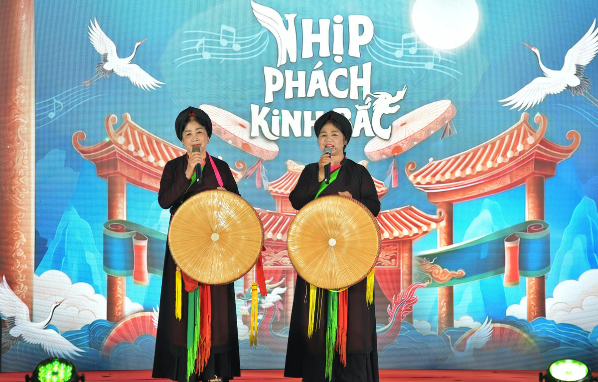 NNƯT Nguyễn Thị Hài và NNƯT Nguyễn Thị Sứ (làng Diềm, Bắc Ninh) cất lên những làn điệu Quan họ cổ, mở đầu không gian nghệ thuật "Nhịp phách Kinh Bắc" tại Hồ Văn (Văn Miếu - Quốc Tử Giám).