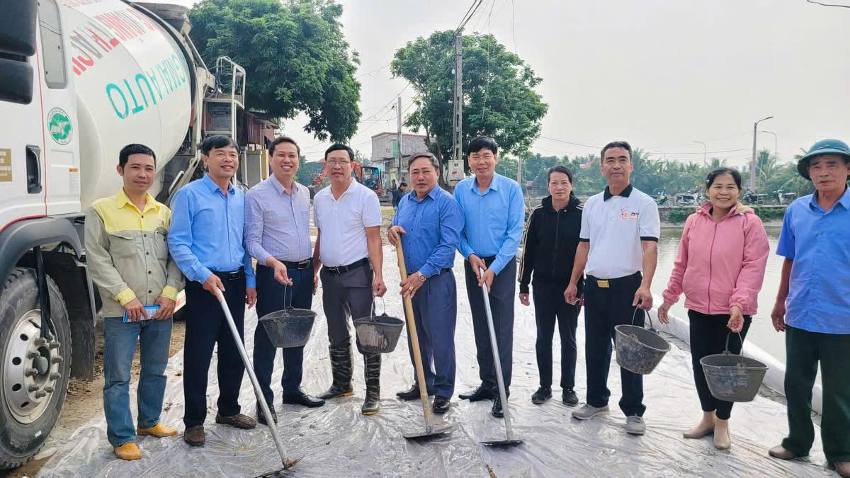 Lãnh đạo MTTQ Việt Nam xã Thanh Miện, TP Hải Phòng chia sẻ niềm vui chung với bà con khi những con đường mới khang trang, rộng rãi hơn. Ảnh: Đỗ Khuê
.