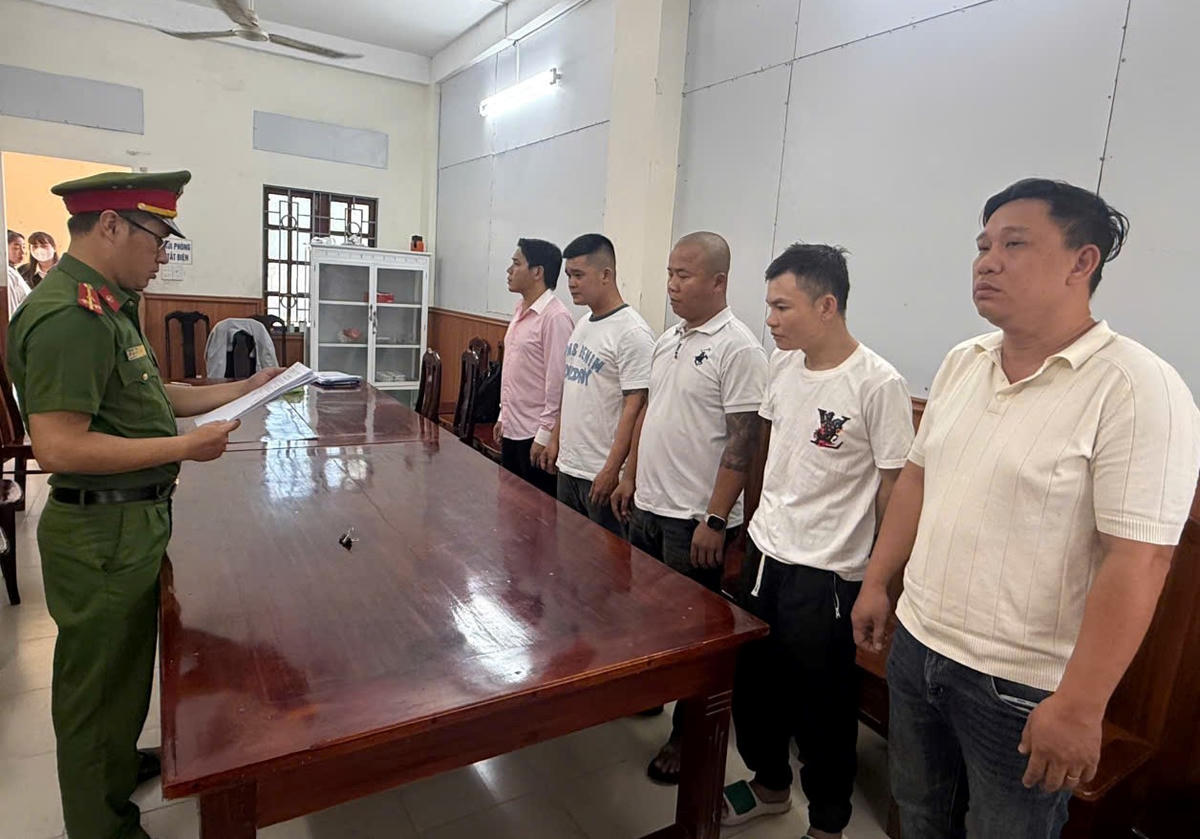 Công an TP Đà Nẵng đọc quyết định bắt các đối tượng liên quan đến vụ án. Ảnh: CA Đà Nẵng.
