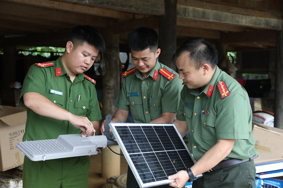 Các trang thiết bị được cán bộ, chiến sĩ lắp đặt và đưa vào vận hành tại bản làng vùng cao.