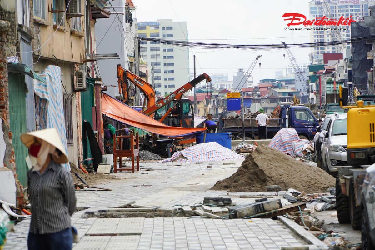 Theo ghi nhận của PV Báo Đại đoàn kết tại công trường, nhiều hạng mục quan trọng như nền đường, mặt đường, cầu vượt, hệ thống hạ tầng kỹ thuật và cảnh quan đang được triển khai đồng bộ. Không khí thi công diễn ra khẩn trương trên toàn tuyến với nhiều mũi thi công hoạt động liên tục.