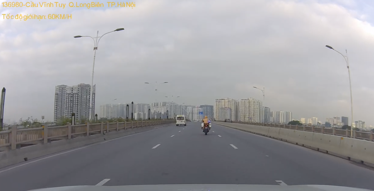 Lực lượng CSGT Hà Nội kịp thời dẫn đường cho xe chở bệnh nhân cấp cứu, rút ngắn thời gian di chuyển trong giờ cao điểm sáng 2/8.