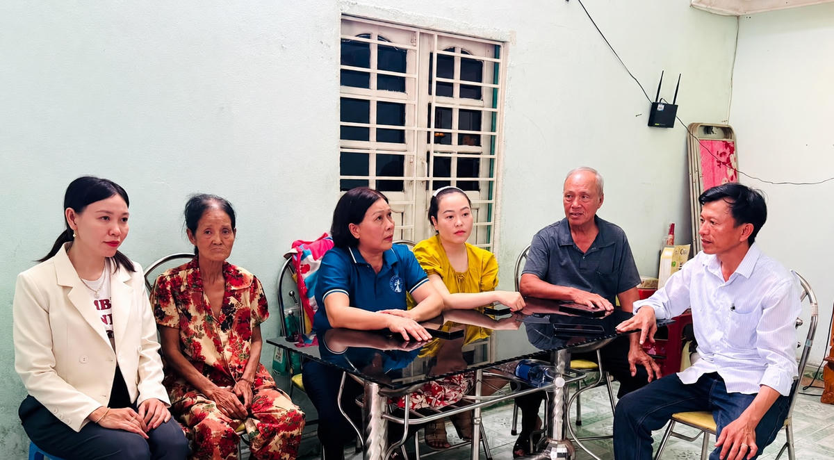 Chi bộ thôn Lệ Sơn Bắc đến từng nhà nắm bắt hoàn cảnh để có phương án hỗ trợ thoát nghèo. Ảnh: ĐVCC.