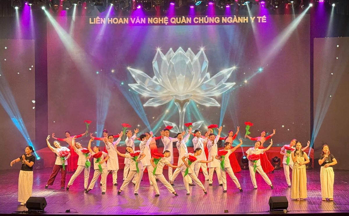 Tiết mục văn hóa văn nghệ tại Liên hoan Nghệ thuật quần chúng ngành Y tế Việt Nam lần thứ 5. Ảnh: PV