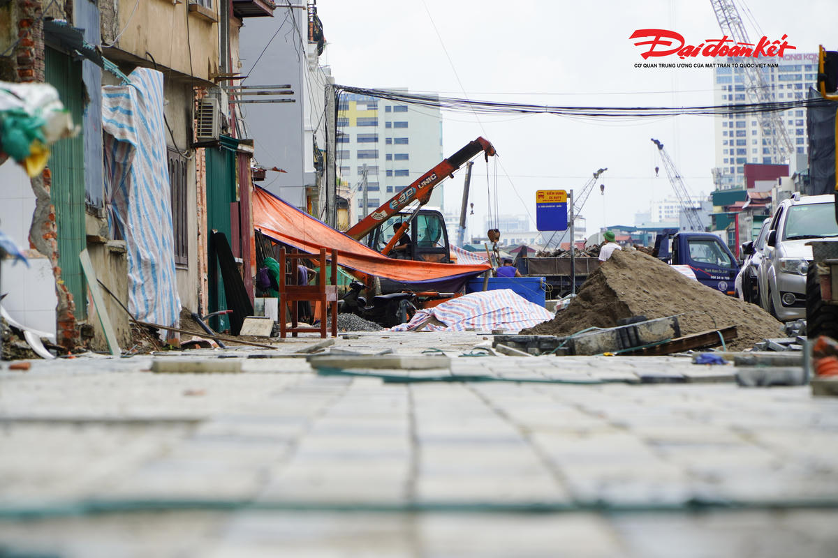 Không chỉ tập trung vào phần đường và cầu vượt, các hạng mục phụ trợ cũng được đẩy nhanh tiến độ. Hệ thống vỉa hè, hố ga, cáp kỹ thuật và đường ống hạ tầng dọc tuyến cơ bản đã hoàn thiện, sẵn sàng kết nối đồng bộ khi công trình đưa vào khai thác.
