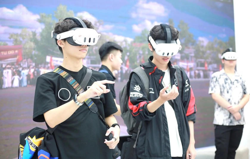 Sinh viên trải nghiệm không gian LAB hiện đại Trung tâm Đổi mới Sáng tạo - PTIT IEC. Ảnh: Học viện Công nghệ Bưu chính Viễn thông.