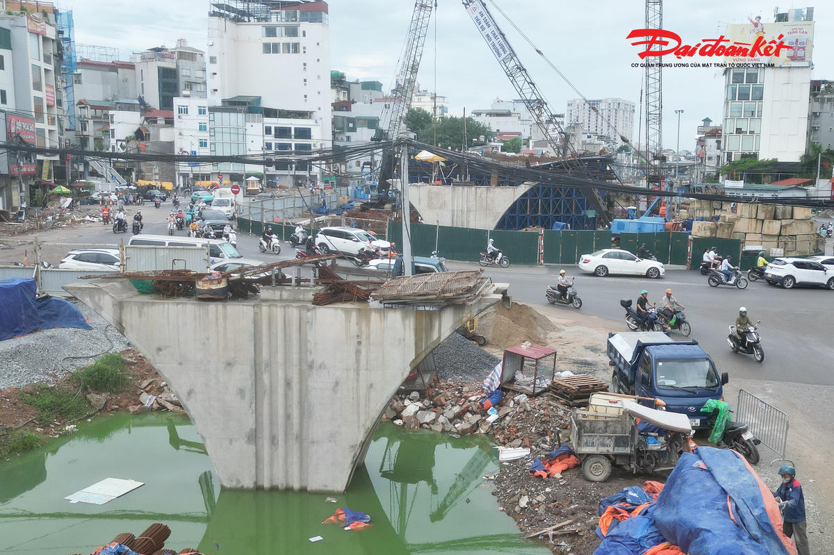 Cầu vượt tại nút giao Láng Hạ có bề rộng 18 m, bố trí 4 làn xe hai chiều với tổng chiều dài hơn 250 m đang được khẩn trương thi công. Trong khi đó, cầu vượt tại nút giao Nguyễn Chí Thanh, cũng có quy mô 4 làn xe, rộng 18 m và dài hơn 220 m, đang từng bước hoàn thiện các hạng mục kết cấu.