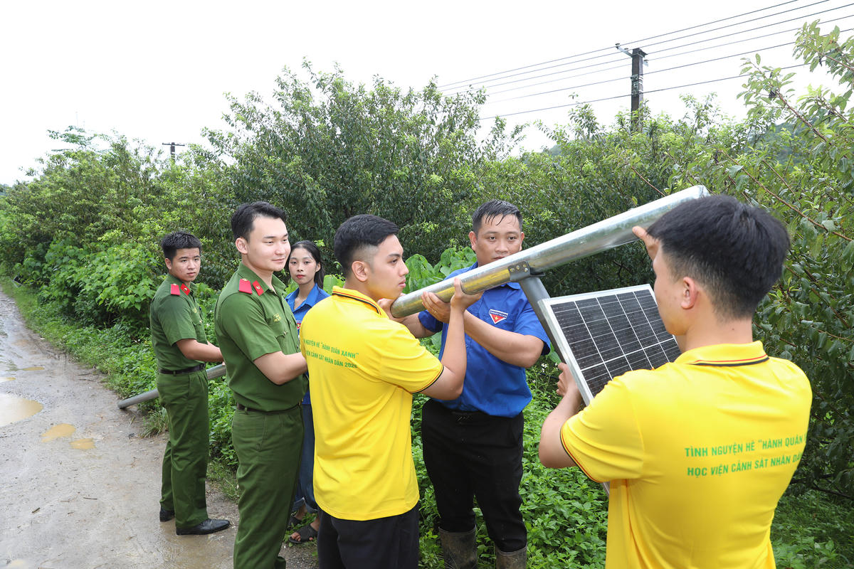 Các Cán bộ chiến sĩ và Học viên Học viện CSND triển khai xây dựng công trình "Thắp sáng đường biên".