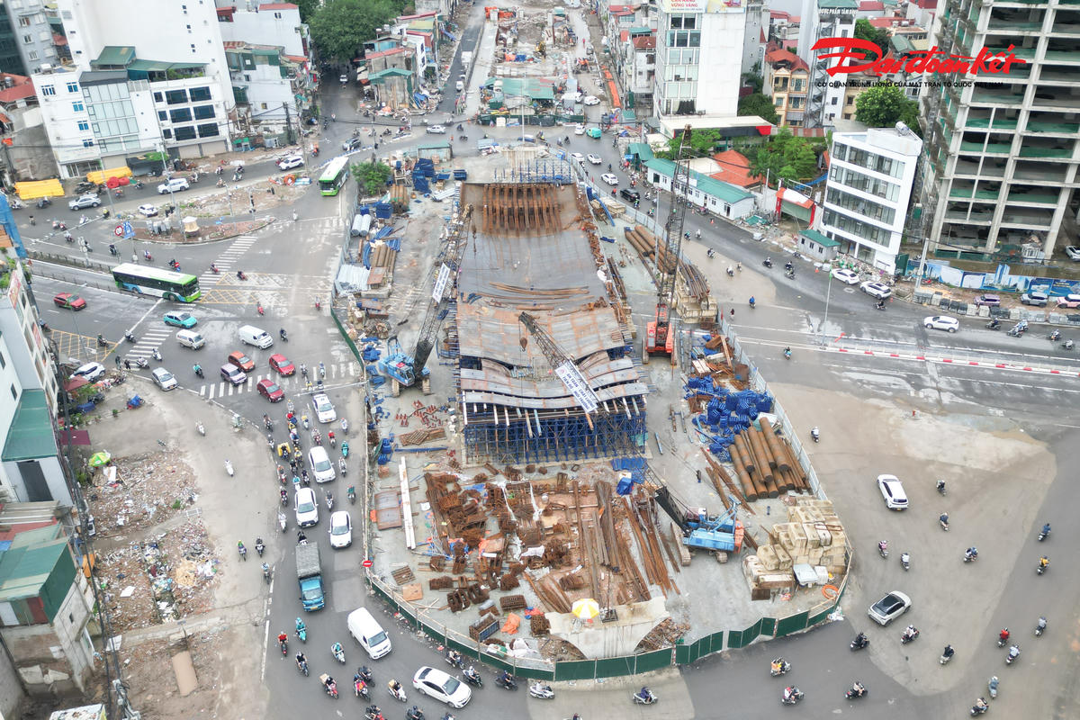 Ở các nút giao Giảng Võ - Láng Hạ và Nguyễn Chí Thanh, nhiều mũi thi công vẫn được duy trì với cường độ cao nhằm rút ngắn thời gian thực hiện các hạng mục còn lại.