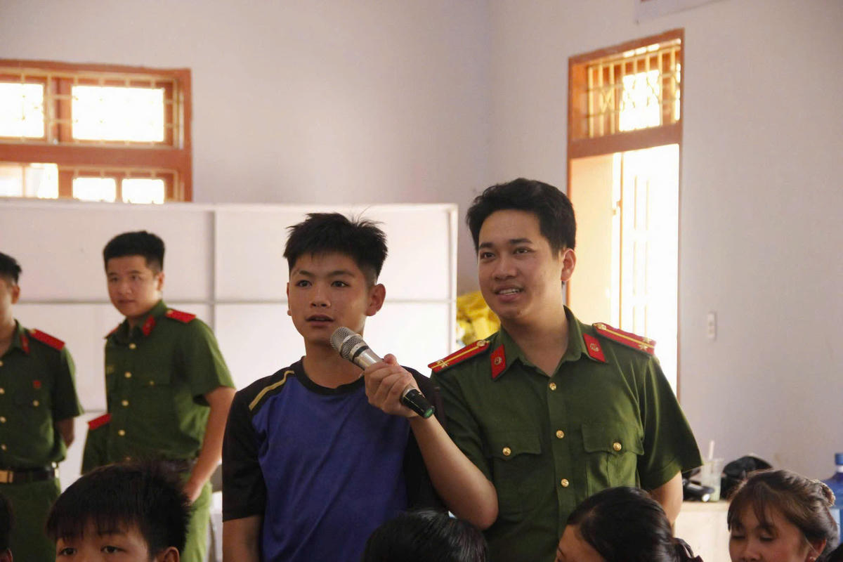 Chương trình học tiếng Anh miễn phí tại xã vùng biên Phiêng Khoài.