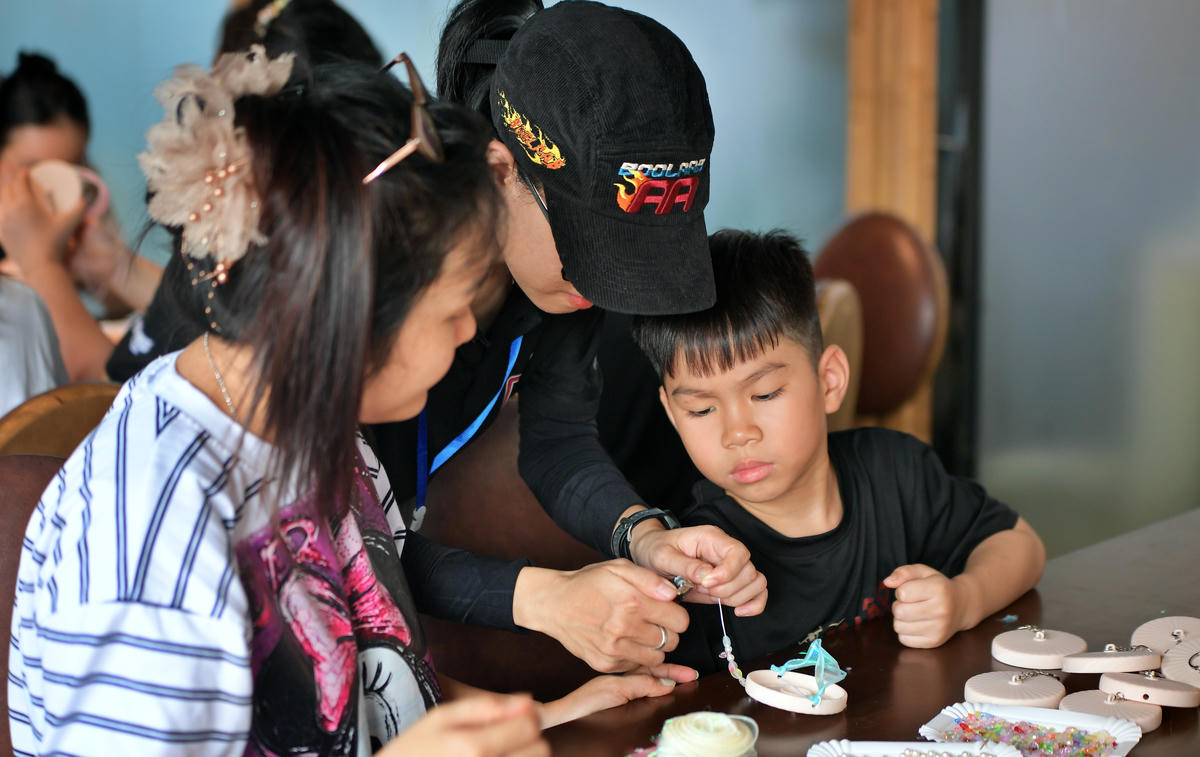 Hoạt động trải nghiệm làm nón quai thao thu hút người tham gia.