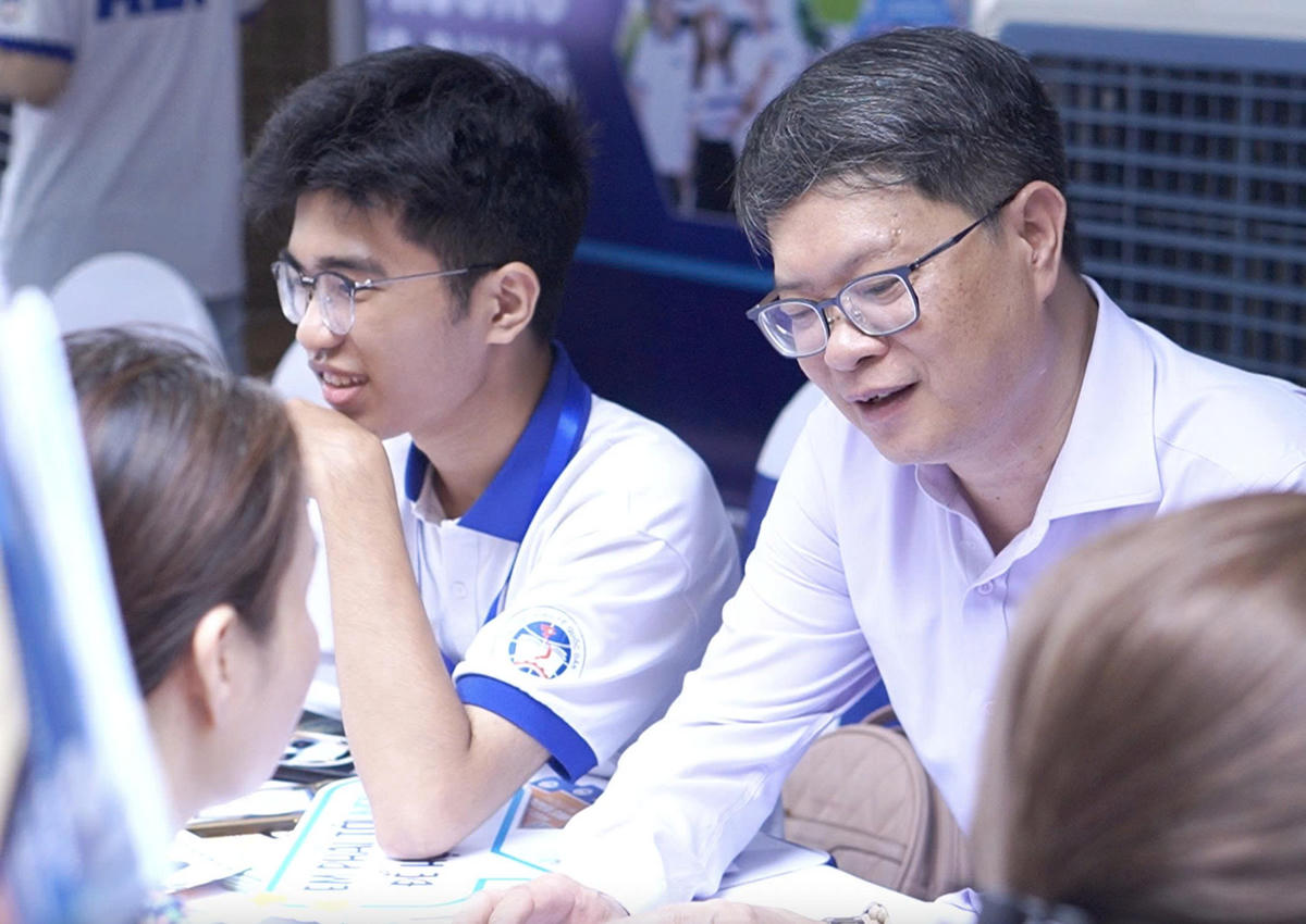Đại diện trường đại học tư vấn tuyển sinh cho thí sinh.