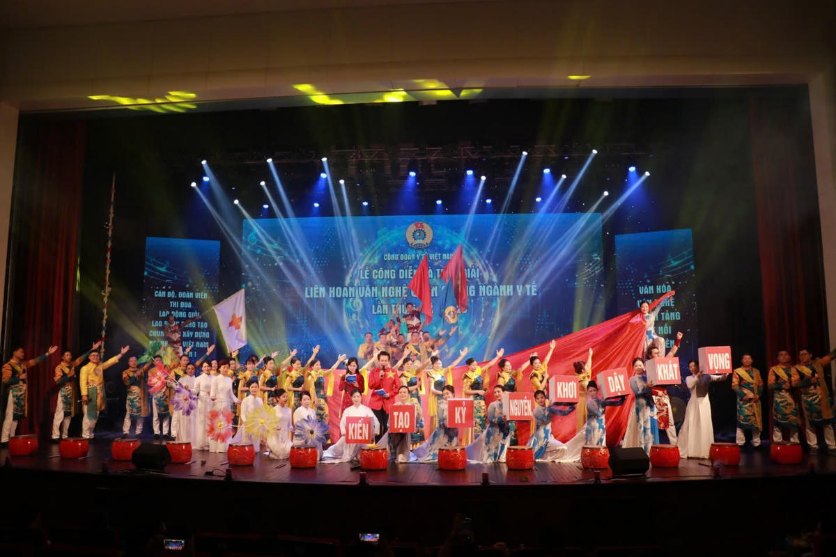 Tiết mục mở màn ấn tượng tại Lễ công diễn và trao giải Liên hoan văn nghệ quần chúng ngành Y tế lần thứ 5, năm 2026.