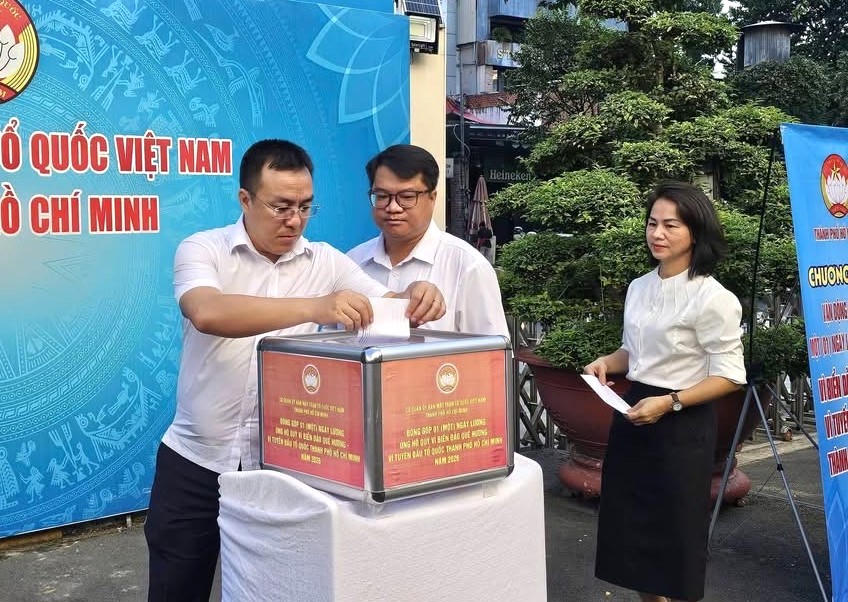 Cán bộ, nhân viên Ủy ban MTTQ Việt Nam TP Hồ Chí Minh ủng hộ Quỹ. Ảnh: MT.