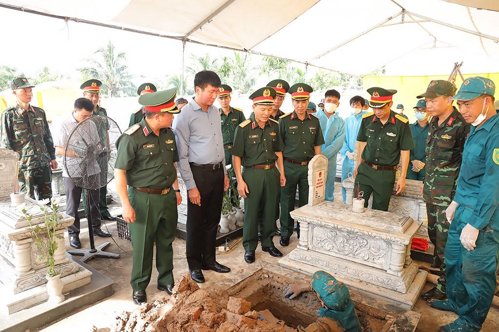 Bí thư Tỉnh ủy Ninh Bình Trần Huy Tuấn và Trung tướng Lương Văn Kiểm - Tư lệnh Quân khu 3 kiểm tra khu vực khai quật tại nghĩa trang liệt sĩ Hoàng Mai, xã Đồng Thịnh. Ảnh: Văn Huỳnh.