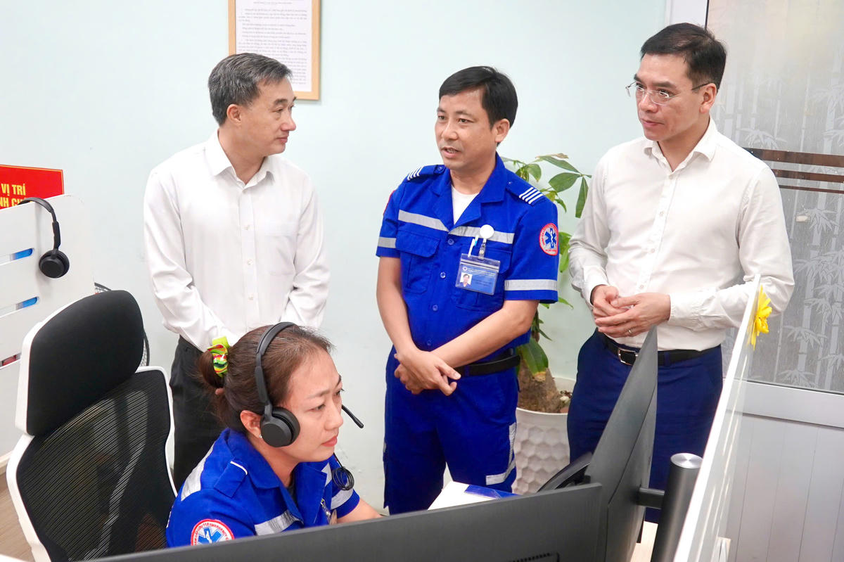 Lãnh đạo Trung tâm Cấp cứu 115 TPHCM báo cáo Thứ trưởng Bộ Y tế về công tác cấp cứu ngoại viện. Ảnh: Đ.P
