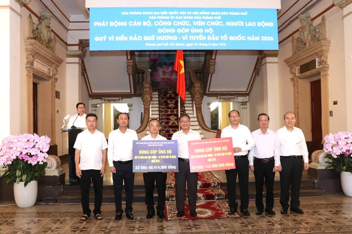 Các đơn vị trao bảng tượng trưng ủng hộ quỹ Vì biển đảo quê hương - Vì tuyến đầu Tổ quốc năm 2026 cho đại diện Lãnh đạo Mặt trận TP Hồ Chí Minh tại trụ sở HĐND - UBND thành phố. Ảnh: MT.