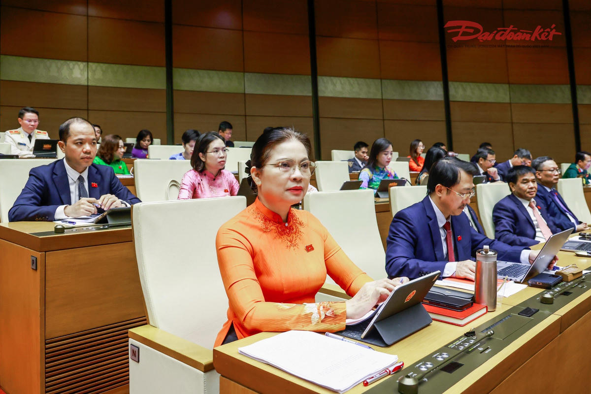 Uỷ viên Trung ương Đảng, Phó Chủ tịch- Tổng thư ký UBTƯ MTTQ Việt Nam Hà Thị Nga và các đại biểu dự phiên khai mạc kỳ họp không thường lệ thứ Nhất, Quốc hội khóa XVI. Ảnh: Quang Vinh