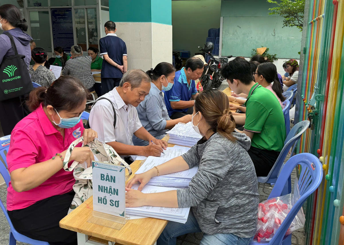 Người dân tham gia khám sức khỏe toàn dân trên địa bàn thành phố. Ảnh: H.T