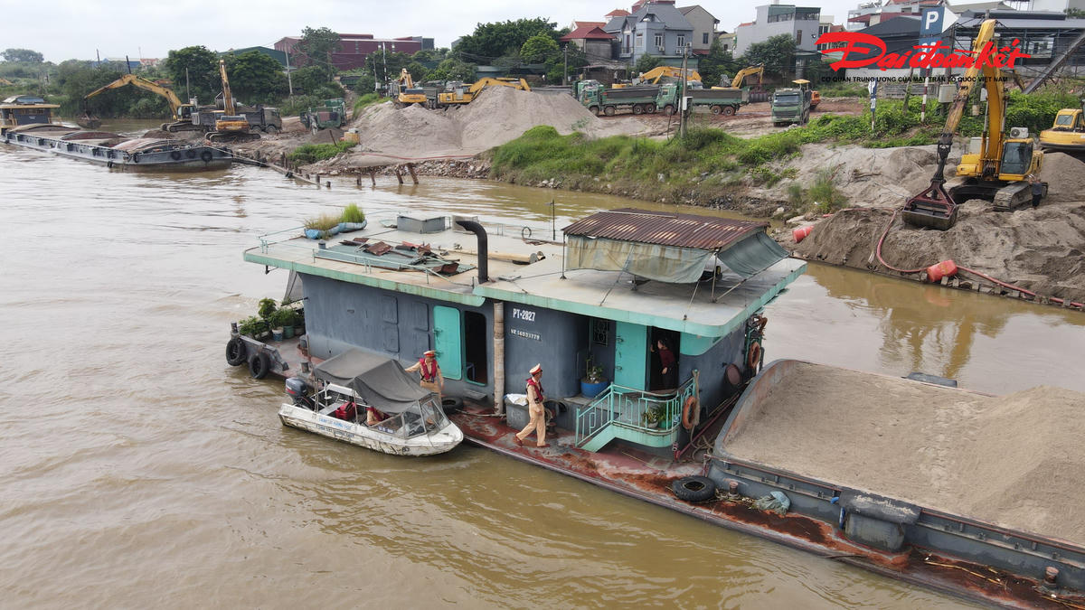 Việc ứng dụng bản đồ đường thủy trực tuyến không chỉ giúp quản lý địa bàn một cách khoa học, chính xác mà còn góp phần nâng cao hiệu quả công tác tuần tra, kiểm soát, hỗ trợ chỉ huy điều hành lực lượng theo thời gian thực, hướng tới xây dựng lực lượng Cảnh sát giao thông chính quy, tinh nhuệ, hiện đại trong tiến trình chuyển đổi số của Công an Thủ đô.