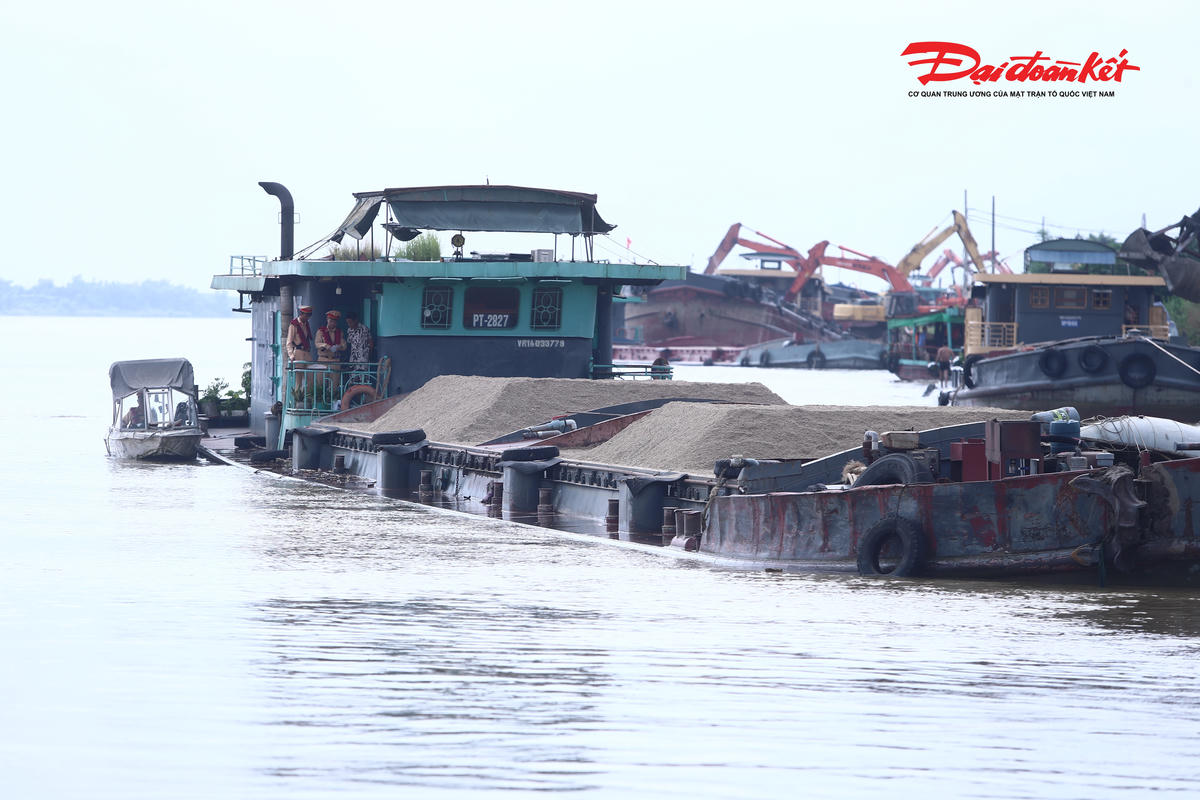 Toàn bộ các bến thủy nội địa, bến bãi tập kết vật liệu xây dựng, công trình vượt sông, khu vực trọng điểm về trật tự, an toàn giao thông cùng các điểm có nguy cơ phát sinh vi phạm trên tuyến đều đã được số hóa và hiển thị trên bản đồ với tọa độ chính xác. Hệ thống cho phép cán bộ, chiến sĩ tra cứu nhanh thông tin, xác định vị trí, theo dõi biến động của từng bến bãi và phục vụ hiệu quả công tác tuần tra, kiểm soát.