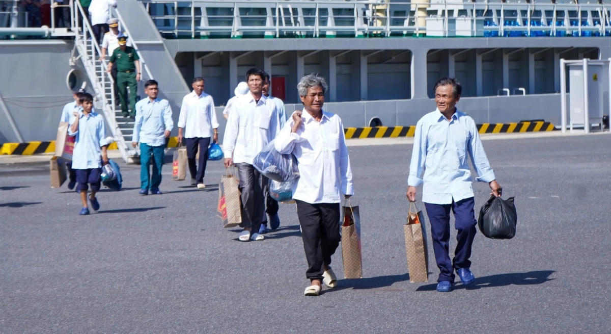 33 ngư dân gặp nạn được đưa về đất liền an toàn.