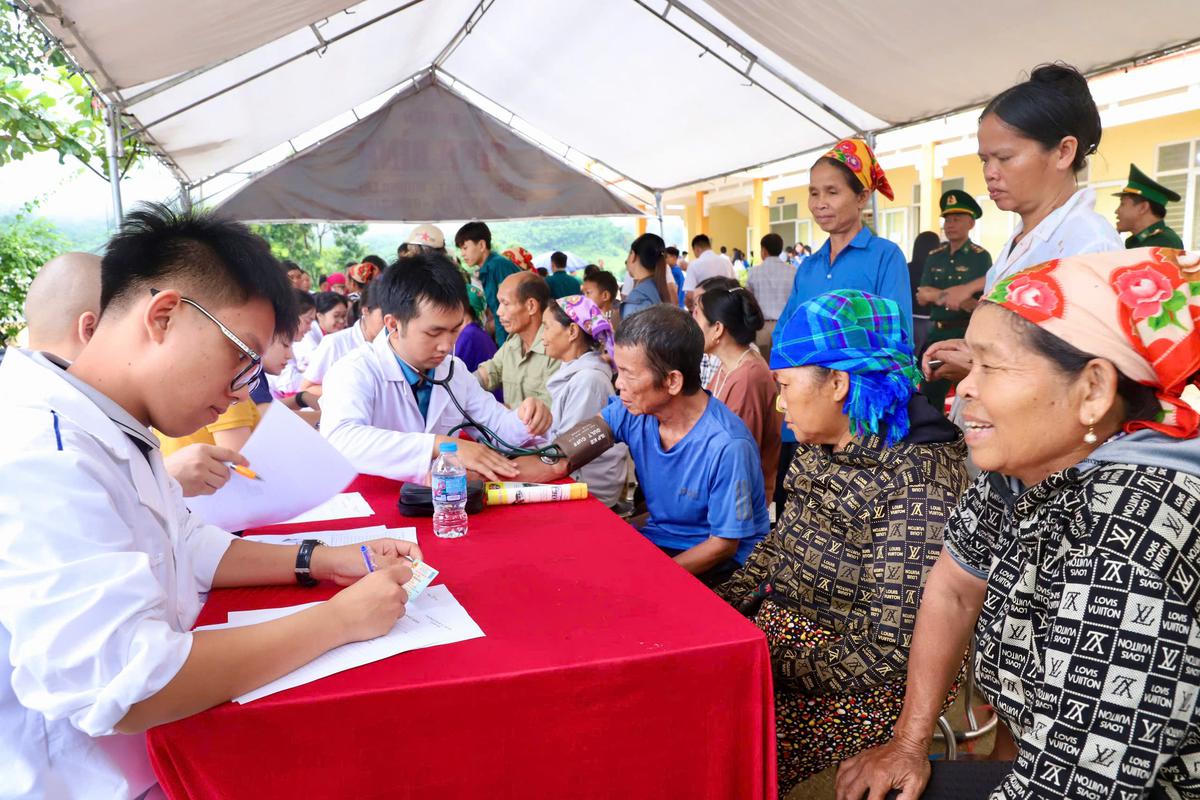 Người dân xã biên giới Trung Lý được khám bệnh, cấp phát thuốc miễn phí. Ảnh: Ngọc Hưng