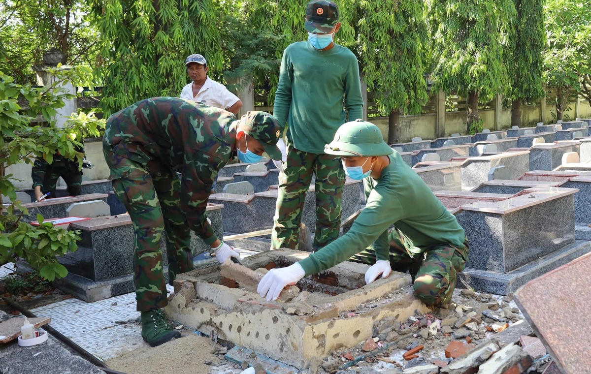 Lực lượng chuyên trách tiến hành lấy mẫu sinh phẩm hài cốt liệt sĩ tại Nghĩa trang Hòn Dung.