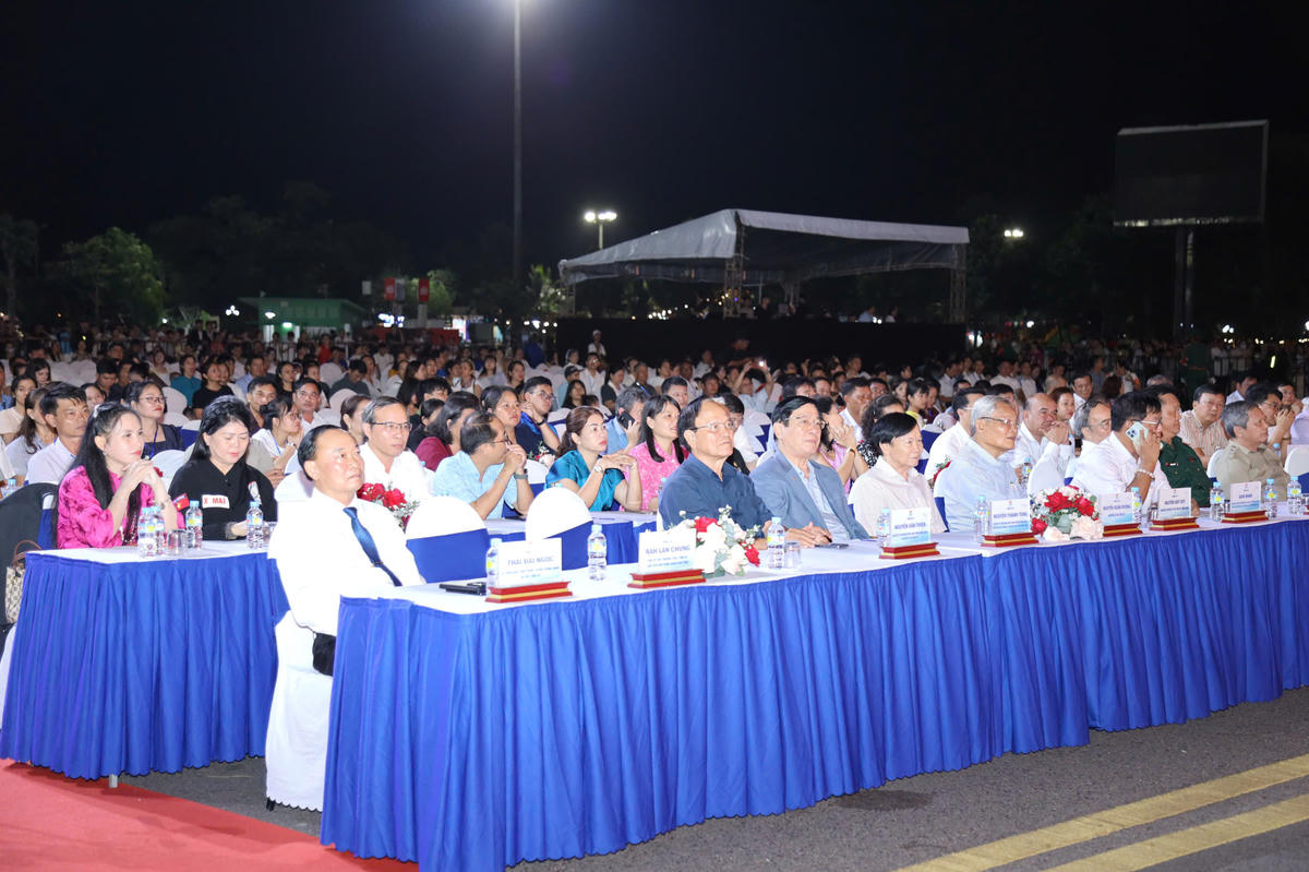 Bí thư Tỉnh ủy Gia Lai Thái Đại Ngọc (bên trái) tham dự lễ khai mạc. Ảnh: ĐS.