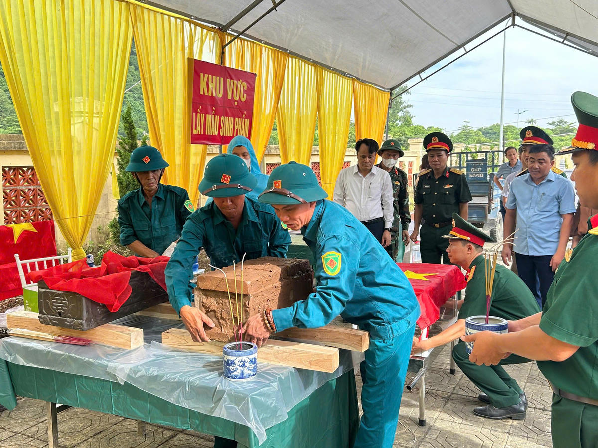 Lực lượng chức năng phường Lý Thường Kiệt lấy mẫu hài cốt liệt sĩ chưa xác định thông tin, đang an táng tại nghĩa trang Thi Sơn và Thanh Sơn. Ảnh: Đình Minh