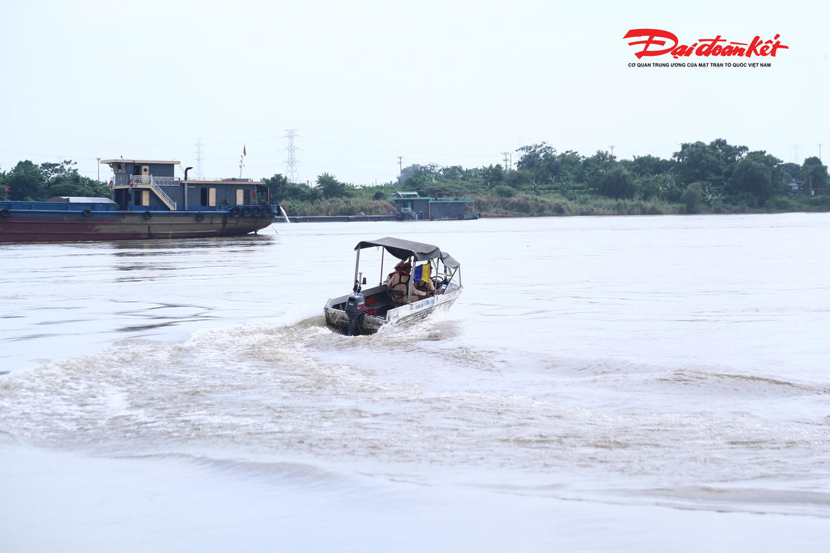 Sáng 3/8, cán bộ Đội Cảnh sát đường thủy số 2 đã sử dụng bản đồ đường thủy trực tuyến trong quá trình kiểm tra các bến thủy nội địa và bến bãi tập kết vật liệu xây dựng trên địa bàn quản lý.
