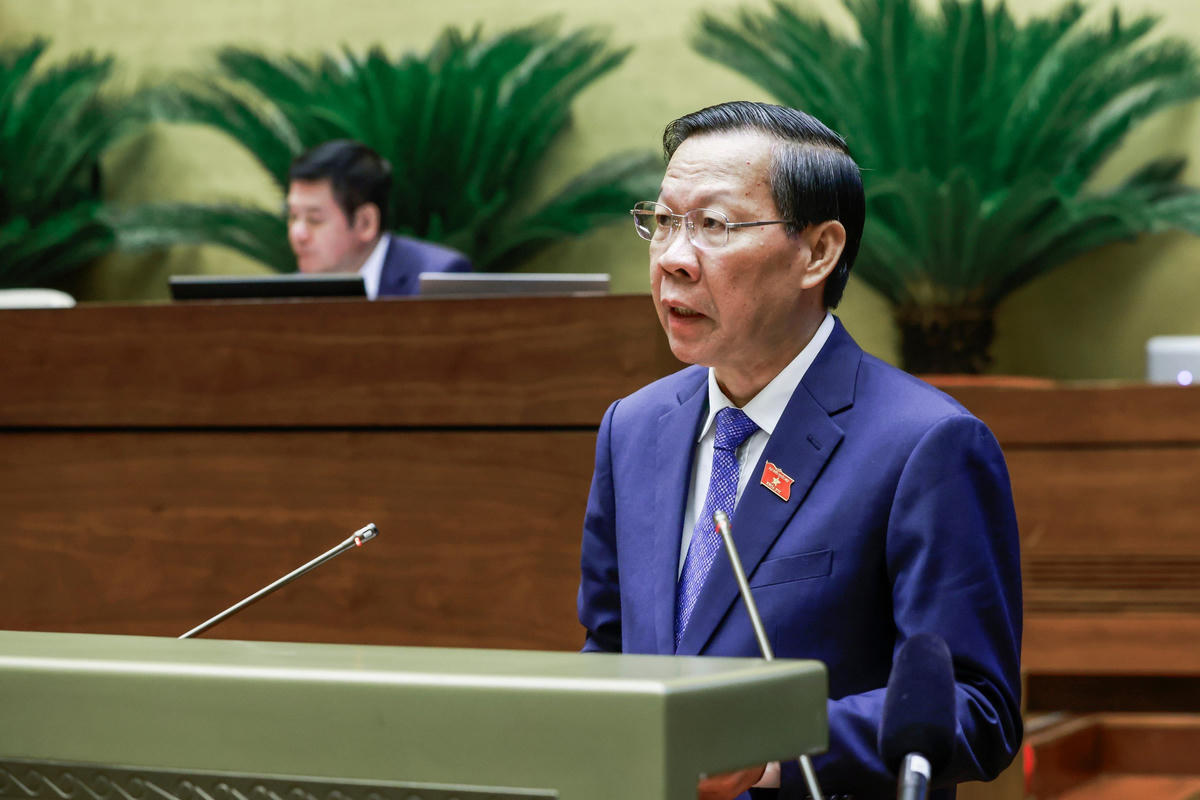 Chủ nhiệm Ủy ban Kinh tế và Tài chính Phan Văn Mãi trình bày báo cáo thẩm tra. Ảnh: Quang Vinh