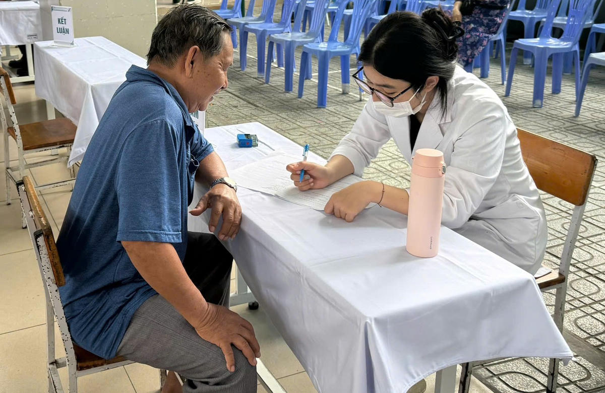 Sở Y tế TPHCM đề nghị, UBND các phường, xã và đặc khu triển khai quyết liệt khám sức khỏe toàn dân. Ảnh: H.T