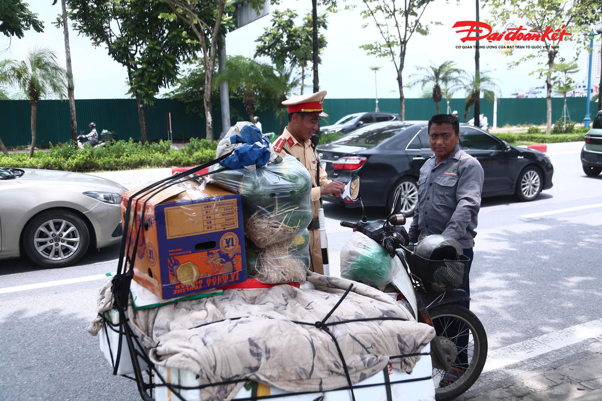Lực lượng CSGT tuyên truyền, nhắc nhở người điều khiển phương tiện chấp hành quy định về xếp hàng hóa, góp phần bảo đảm trật tự, an toàn giao thông.