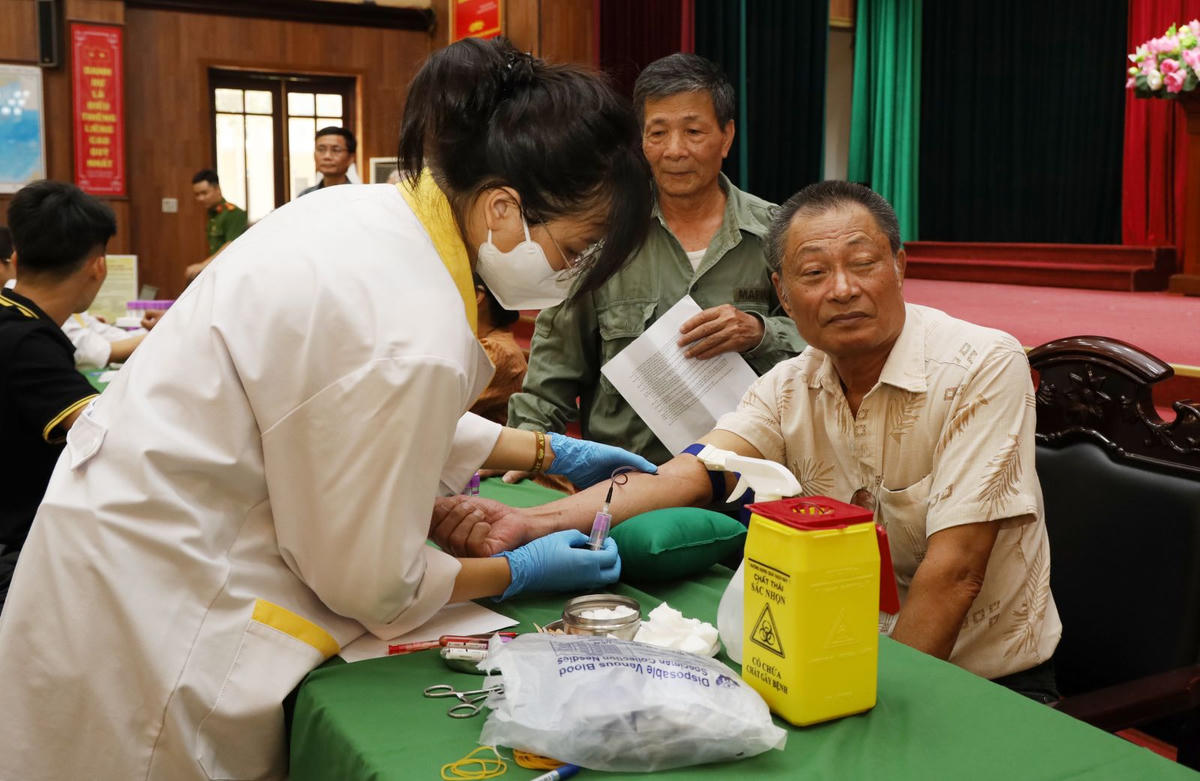 Ông Nguyễn Đức Ích lấy mẫu sinh phẩm ADN với mong muốn tìm được nơi yên nghỉ của 2 anh trai. Ảnh: CANB