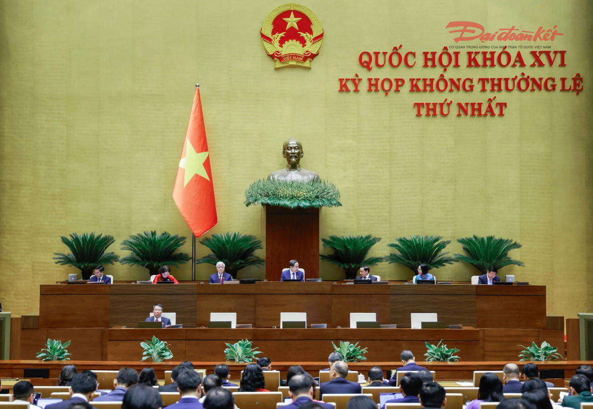 Chủ tọa điều hành phiên khai mạc kỳ họp không thường lệ thứ Nhất, Quốc hội khóa XVI. Ảnh: Quang Vinh.