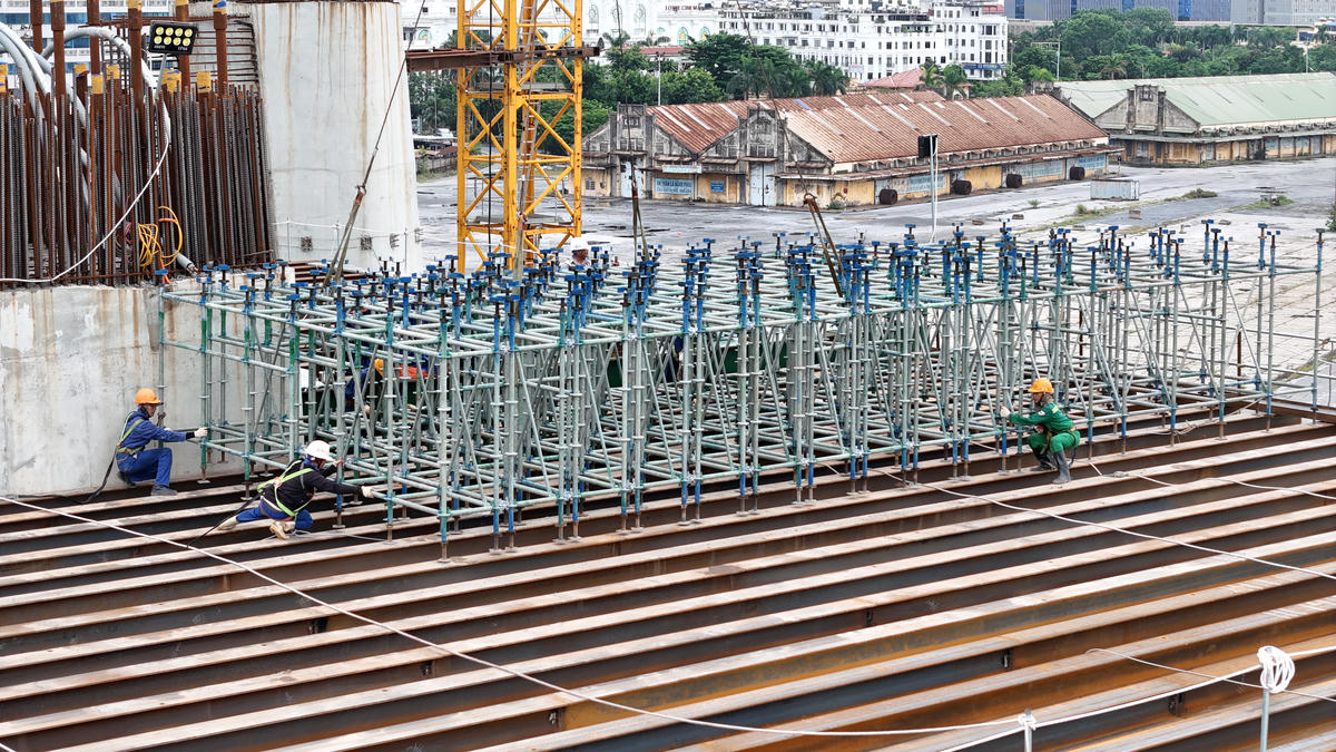 Đơn vị thi công chủ động bố trí nhân lực, vật lực tăng ca, tăng kíp để bảo đảm tiến độ dự án. Ảnh: Nguyễn Huệ. 