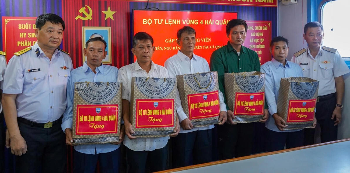 Thủ trưởng Bộ Tư lệnh Vùng 4 Hải quân trao quà động viên các ngư dân gặp nạn.