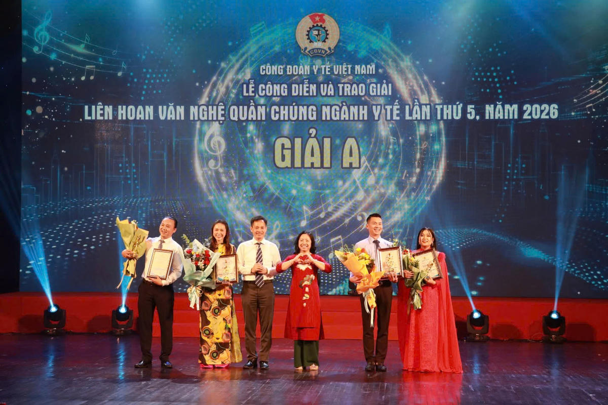 Ông Phạm Minh Khuê - Phó Bí thư chuyên trách Đảng ủy Bộ Y tế và bà Thái Thu Xương, Phó Chủ tịch Tổng LĐLĐ Việt Nam trao giải A cho các tiết mục xuất sắc nhất. Ảnh: CĐYT.