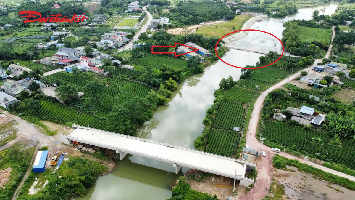 Cầu Đá Mài bị thiếu đường dẫn nên người tham gia giao thông vẫn phải đi qua cầu ngầm phía dưới (khoanh đỏ), luôn tiềm ẩn mất an toàn giao thông vào mùa mưa và những ngày hồ Núi Cốc xả nước. Ảnh: Toán Nguyễn (Chụp tháng 8/2026).