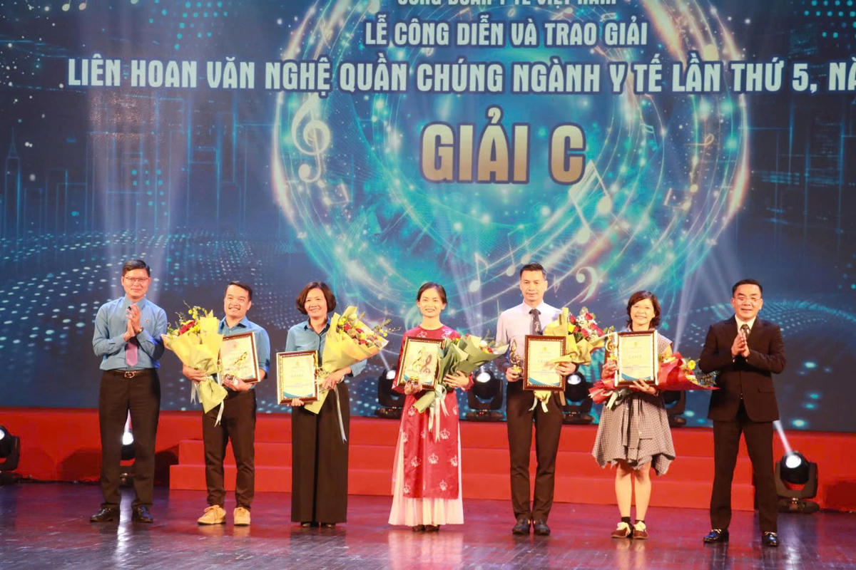 Trao giải thưởng Liên hoan Văn nghệ quần chúng ngành Y tế