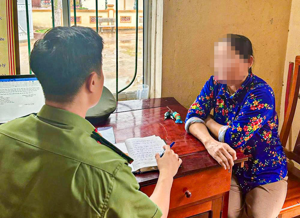 Lực lượng Công an đã trực tiếp giải thích, phân tích phương thức, thủ đoạn hoạt động của các đối tượng cho bà N.T.S. Ảnh: CAHT