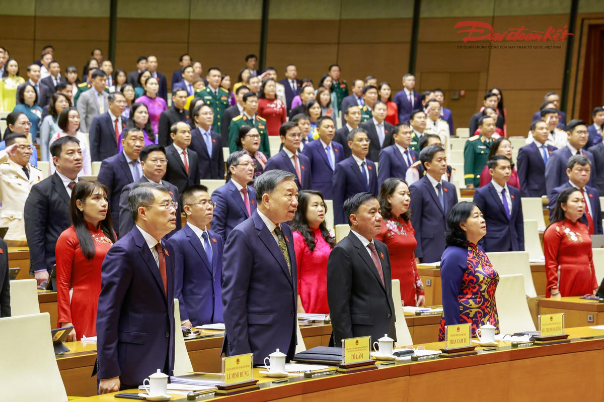 Tổng Bí thư, Chủ tịch nước Tô Lâm và lãnh đạo Đảng, Nhà nước, MTTQ Việt Nam thực hiện nghi thức chào cờ. Ảnh: Quang Vinh