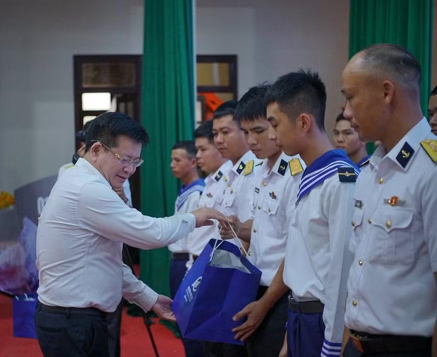PGS.TS Đinh Văn Châu - Hiệu trưởng Trường Đại học Điện lực trao tặng 43 suất quà tới cán bộ, chiến sĩ, thân nhân và gia đình cán bộ, chiến sĩ có hoàn cảnh khó khăn đang công tác tại Lữ đoàn 162.