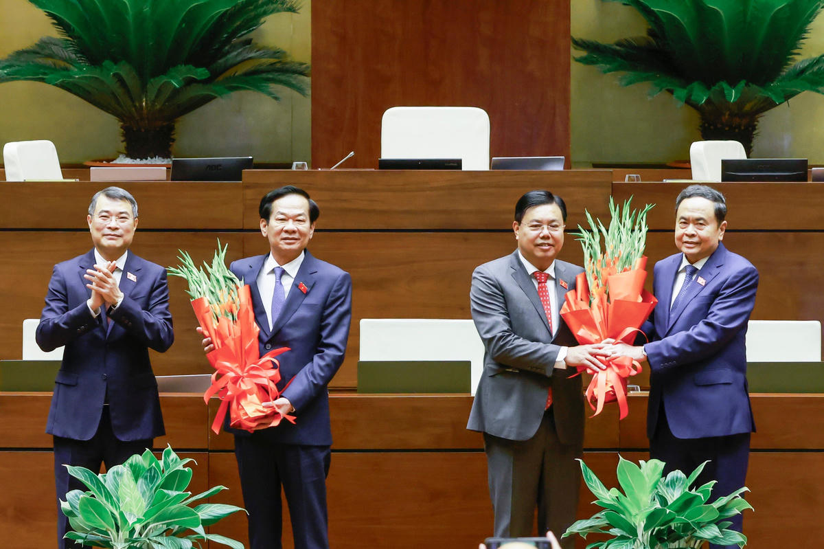 Thủ tướng Chính phủ Lê Minh Hưng và Chủ tịch Quốc hội Trần Thanh Mẫn tặng hoa chúc mừng ông Đỗ Thanh Bình và ông Nguyễn Tiến Hải nhận nhiệm vụ mới (Ảnh: Quang Vinh)