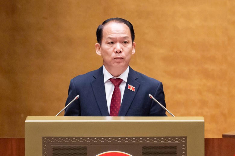 Bộ trưởng Bộ Tư pháp trình bày Tờ trình dự án Luật Phổ biến, giáo dục pháp luật (sửa đổi) và Luật sửa đổi, bổ sung một số điều của Luật Trách nhiệm bồi thường của Nhà nước. Ảnh: Quang Vinh